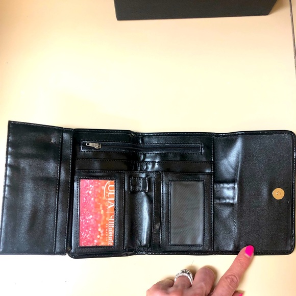 Black wallet with plenty of storage space - Picture 4 of 9